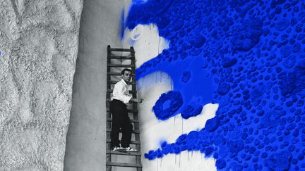 Yves Klein travaillant à l’Opéra-Théâtre de Gelsenkirchen, 1958 - (Charles Wilp / BPK, Berlin © Succession Yves Klein c/o Adagp, Paris, 2020)