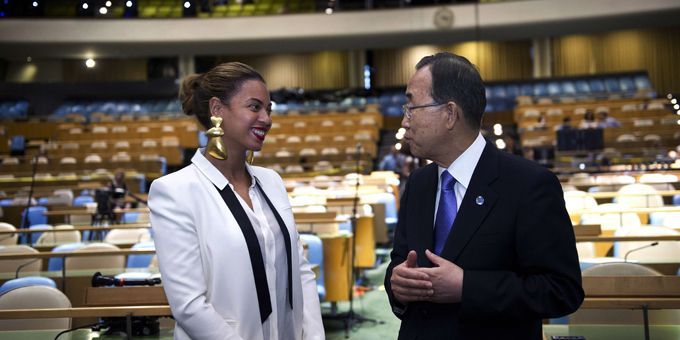 Beyoncé et Ban-Ki Moon, secrétaire général de l&#039;ONU dans l&#039;Assemblée générale
 (SIPA USA)