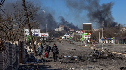 Des civils ukrainiens fuient la ville de Boutcha, contrôlée par l'armée russe, en direction de la ligne de front d'Irpin, dans la banlieue de Kiev (Ukraine), le 10 mars 2022. (ROMAN PILIPEY/EPA/MaxPPP)