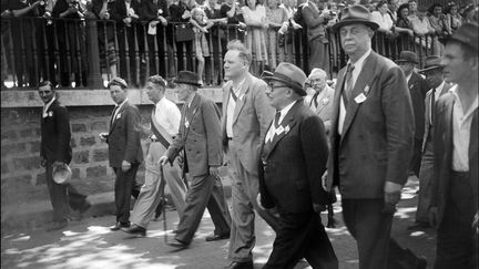 De gauche à droite : Marcel Cachin (fondateur du Parti communiste français et directeur de l'"Humanité", 4e à gauche), Maurice Thorez (5e à gauche) et Jacques Duclos (3e à droite) ainsi qu'André Marty (PCF, 2e à droite). (AFP)