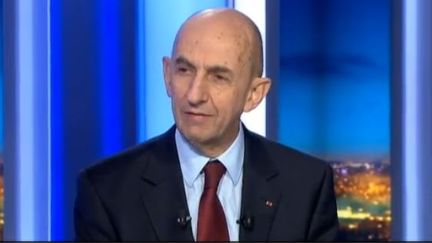 Capture d'&eacute;cran - Louis Gallois est venu commenter son rapport sur le plateau du JT de 20 h de France 2 ce mardi 5 novembre 2012 dans le journal pr&eacute;sent&eacute; par Julian Bugier. ( FRANCE 2)