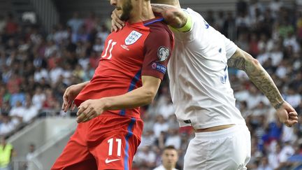 Adam Lallana à la lutte avec Martin Skrtel (JOE KLAMAR / AFP)