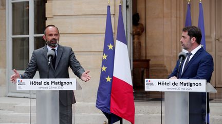 Le Premier ministre et le ministre de l'Intérieur s'expriment sur le second tour des municipales, le 22 mai, à l'hôtel de Matignon, à Paris.&nbsp; (BENOIT TESSIER / POOL / AFP)