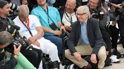 Le réalisateur britannique est amusé de voir un photographe assoupi pendant le photocall.
 ( SIMON DECLEVES/SIPA)