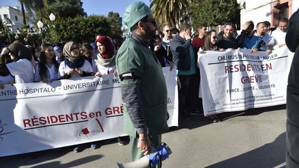 Manifestation de médecins et dentistes devant l'hôpital Mustapha Bacha d'Alger, le 30 janvier 2018.
 (RYAD KRAMDI / AFP)