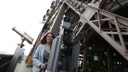 Une employée de Google filme les détails de la tour Eiffel
 (THOMAS SAMSON / AFP)