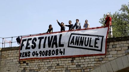  (Sur le pont d'Avignon, les intermittents tentent de faire entendre leurs revendications © MAXPPP / La Provence)