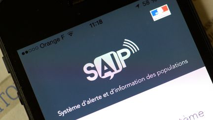 L'application d'alerte d'informations des populations, SAIP, installée sur un smartphone au lancement de l'Euro 2016, le 8 juin. (BERTRAND GUAY / AFP)