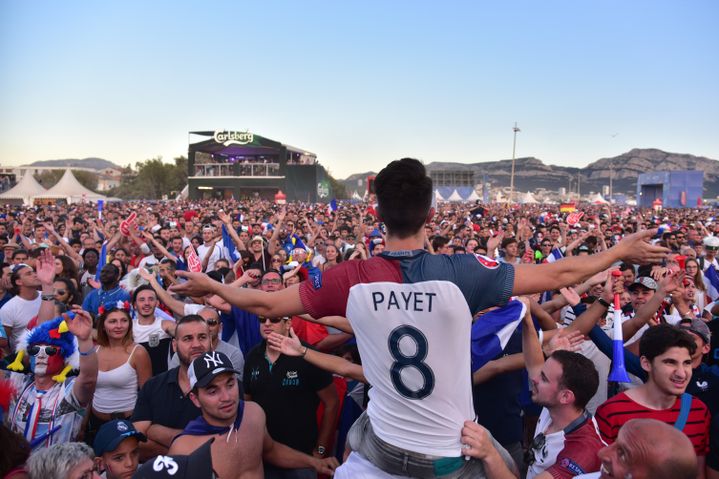 Des&nbsp;dizaines de&nbsp;milliers de supporters sont réunis dans la "fan zone" de Marseille, jeudi 7 juillet 2016, pour voir le match contre l'Allemagne en demi-finale de l'Euro. (CITIZENSIDE / GEORGES ROBERT / AFP)