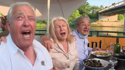 Les guinguettes font leur grand retour aujourd'hui, mercredi 9 juin.&nbsp; Les clients s'y pressent pour venir déjeuner, dîner ou danser. Un petit air de vacances avant l'heure. Exemple à Neuilly sur Marne, en Seine St Denis. (CAPTURE D'ÉCRAN FRANCE 2)