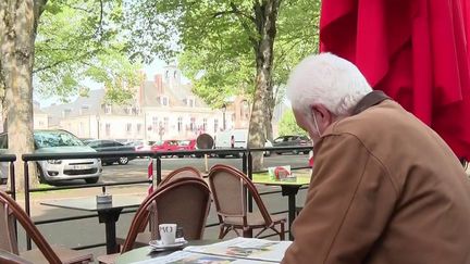 Dans la soirée du mercredi 20 avril, Emmanuel Macron et Marine Le Pen s'affronteront lors du débat de l'entre-deux-tours.&nbsp;Ce&nbsp;débat peut-il influencer le vote des électeurs ?&nbsp;Reportage à Châteaudun, où l'on a voté, à peu de choses près, comme l'ensemble des Français au premier tour. (France 2)