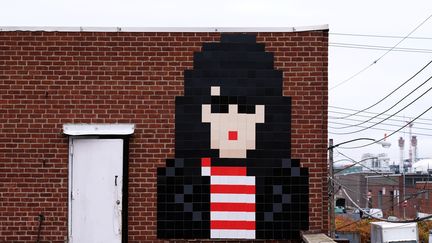 Une mosaïque pixelisée de l'artiste français Invader sur le mur d'un bâtiment à New York, le 11 novembre 2015. (JEWEL SAMAD / AFP)