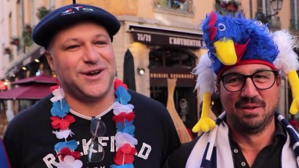 Dans la soirée du vendredi 6 octobre, la France affronte l'Italie dans le cadre de la Coupe du monde de rugby. À Lyon (Rhône), où se jouera le match, l'ambiance commence déjà à monter. (France 2)