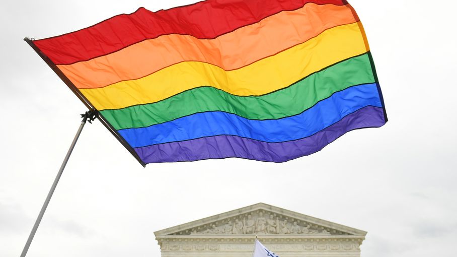 Boston, États-Unis - 7 Juin : Drapeau Arc-en-ciel Suspendu À L