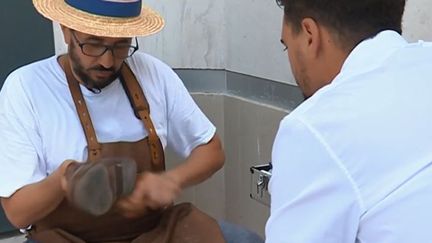 L'histoire d'une reconversion réussie. Mohammed Benaza a décidé de devenir cireur de chaussures sur la Côte d'Azur. (FRANCE 3)