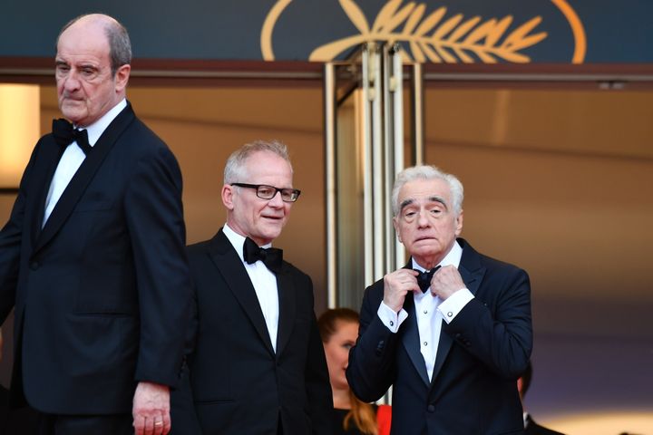 Le futur récompensé du "Carosse d'Or" Martin Scorsese ajuste son noeud papillon pour la première montée des marches 2018 en compagnie de Pierre Lescure et Thierry Frémaux.
