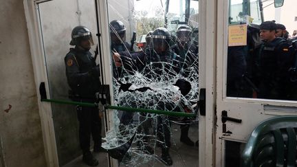 Les manifestants tentaient de protéger les bureaux de vote pour le référendum catalan lorsque la police espagnole y a pénétré de force pour saisir des urnes et le matériel de vote, le 1er octobre 2017. (JUAN MEDINA / REUTERS)