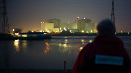 Un membre de Greenpeace devant la centrale de Fessenheim, jeudi 28 mars 2013. (SEBASTIEN BOZON / AFP)