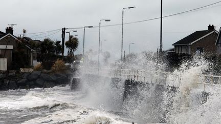 Des vagues s'abattent sur la côte&nbsp;à Belfast, en Irlande du Nord, le 20 février 2022. (CONOR MCCAUGHLEY / ANADOLU AGENCY / AFP)