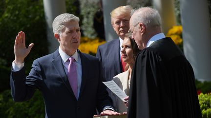 Le président des Etats-Unis regarde Neil Gorsuch prêter serment comme juge de la Cour suprême, le 10 avril 2017, à la Maison Blanche (Washington).&nbsp; (MANDEL NGAN / AFP)