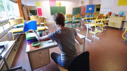 Une enseignante&nbsp;dans sa salle de classe,&nbsp;à&nbsp;Hérouville-Saint-Clair, dans le Calvados. (MYCHELE DANIAU / AFP)