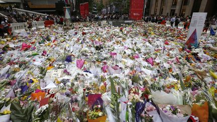 Des milliers de bouquets de fleurs sont d&eacute;pos&eacute;s pr&egrave;s du lieu o&ugrave; s'est d&eacute;roul&eacute;e la prise d'otages qui a fait 3 morts dans un caf&eacute; &agrave; Sydney (Australie), le 17 d&eacute;cembre 2014. (JASON REED / REUTERS)