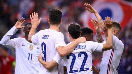 La joie des joueurs de l'équipe de France lors de la victoire 3-0 contre la Bulgarie au Stade de France, mardi 8 juin 2021. (FRANCK FIFE / AFP)