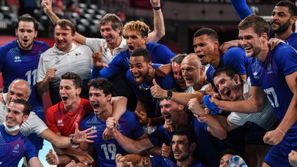 Les volleyeurs français exultent après leur victoire en demi-finale contre les Argentins, le 5 août 2021. (YURI CORTEZ / AFP)