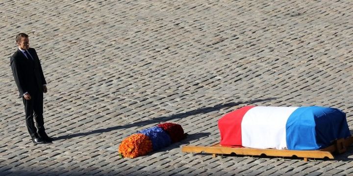 Emmanuel Macron devant le cercueil de Charles Aznavour lors de l'hommage national donné aux Invalides
 (LUDOVIC MARIN / AFP)