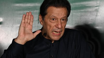 L'ancien Premier ministre pakistanais Imran Khan s'adresse aux représentants des médias dans sa résidence de Lahore, le 18 mai 2023.