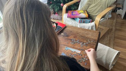 Marion, qui vit en région parisienne, est une passionnée de puzzle. (VALENTIN HOUINATO / FRANCEINFO)