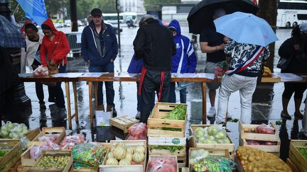 Les consommateurs ach&egrave;tent des fruits et l&eacute;gumes sur le march&eacute; &agrave; Paris le 20 ao&ucirc;t 2015. (STEPHANE DE SAKUTIN / AFP)