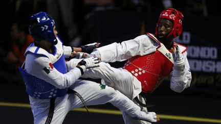 Cheick Cissé, casque rouge, lors des quarts de finale des championnats du monde, le 15 novembre 2022 à Guadalajara, au Mexique. (MAXPPP)