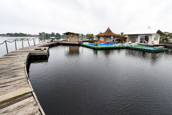 Autre vue de la station balnéaire installée sur une île artificielle dans la lagune Ebrie à Abidjan, le 6 août 2019. (ISSOUF SANOGO / AFP)