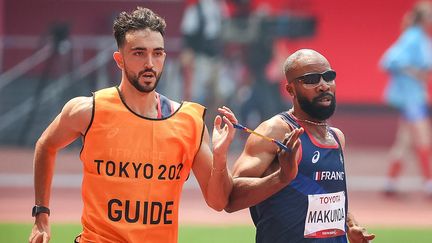 Trésor Gauthier Makunda (à droite) et son guide Lucas Mathonat apportent la 24e médaille à la France, dimanche 29 août 2021. (NGUYEN TUAN / FRANCE PARALYMPIQUE)