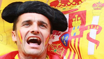 GROUPE C - ESPAGNE - Le supporter espagnol, sp&eacute;cialiste de la mise &agrave; mort? (ANTON DENISOV / RIA NOVOSTI / AFP)