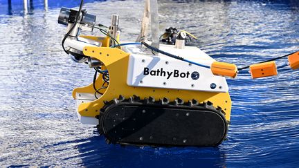 Le robot BathyBot à Toulon (Var). (NICOLAS TUCAT / AFP)