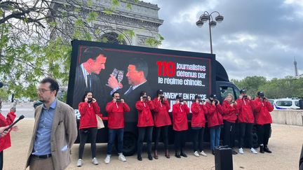 RSF mène une action devant l'Arc de Triomphe. (RSF)