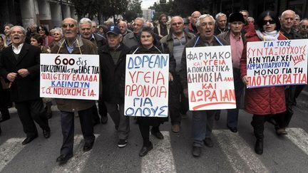 premières victimes du nouveau plan d'austérité, protestent, le 14 février 2012, à Athènes.



« Rien pour les retraités, l’argent n’est que pour la ploutocratie » lit-on sur les banderoles. (AFP PHOTO / LOUISA GOULIAMAKI )