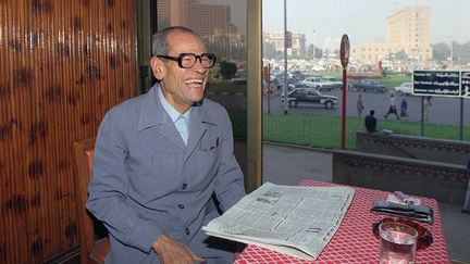 Le romancier égyptien Naguib Mahfuz dans son café préféré du Caire, le 14 octobre 1988, jour de l'annonce de l'attribution du prix Nobel de littérature.&nbsp;Il est décédé le 30 août 2006 à l'âge de 94 ans,&nbsp;après une longue maladie.&nbsp; (MIKE NELSON / AFP)