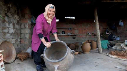 "C'est comme ça qu'on fabriquait tous les ustensiles de cuisine quand j'étais petite", explique Sabiha qui montre fièrement une vaste jarre modelée par sa grand-mère. "On ne se rendait pas compte de la valeur de ces objets." D'autres plus anciens ont été réduits en miettes pour en fabriquer de nouveaux. (FETHI BELAID / AFP)