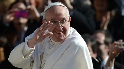 Mardi 19 mars 2013, le pape François fait signe à la foule depuis sa papamobile lors de sa messe inaugurale à Rome.
 (Filippo Monteforte / AFP)