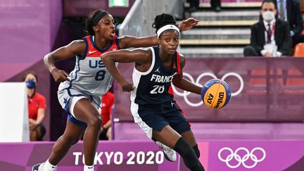 Mamignan Touré balle en mains pour les Françaises, le 24 juillet 2021. (ANDREJ ISAKOVIC / AFP)