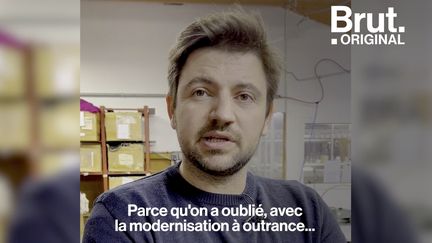 Malgré les crises, dans cette entreprise familiale de vêtements entièrement faits en France et en partie à la main, les 50 employés se sont activés à quelques jours de Noël...