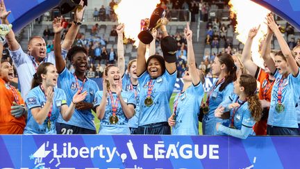 Les joueuses du Sydney FC célèbrent leur titre de championnes face à Western United, le 30 avril 2023. (DAVID GRAY / AFP)