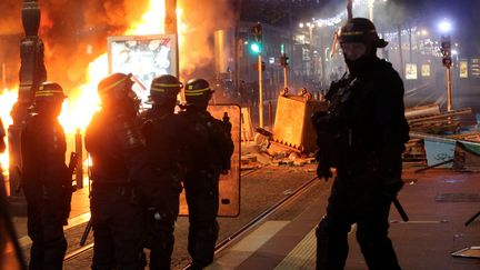 Scène d'émeutes urbaines à Marseille après les manifestations des gilets jaunes et du collectif du 5 novembre 2018.&nbsp; (VALLAURI NICOLAS / MAXPPP)