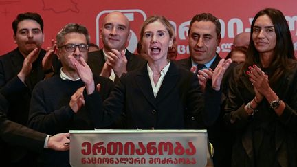 Tina Bokuchava, à la tête du Mouvement national uni (MNU) qui réunit les partis d'opposition, réagit aux résultats des législatives en Géorgie, le 26 octobre 2024. (VANO SHLAMOV / AFP)