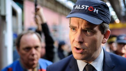 Le ministre du Redressement productif, Arnaud Montebourg, le 22 mars 2013, dans une usine de Belfort, le 22 mars 2013. (SEBASTIEN BOZON / AFP)