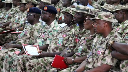 Des officiers de l'armée nigériane, le 28 novembre 2018, lors d'un&nbsp;discours du président nigérian aux troupes placées en première ligne du conflit de Boko Haram. (AUDU MARTE / AFP)