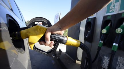 Après la flambée de l'énergie, gaz et électricité, la hausse du prix des carburants en station-service.&nbsp; (FRANCK PENNANT / MAXPPP)